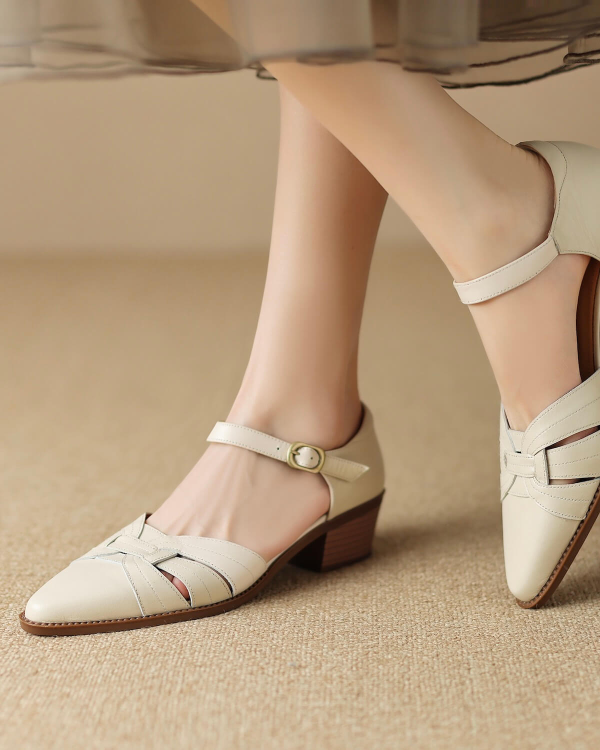 Mazo-white-leather-sandals-model