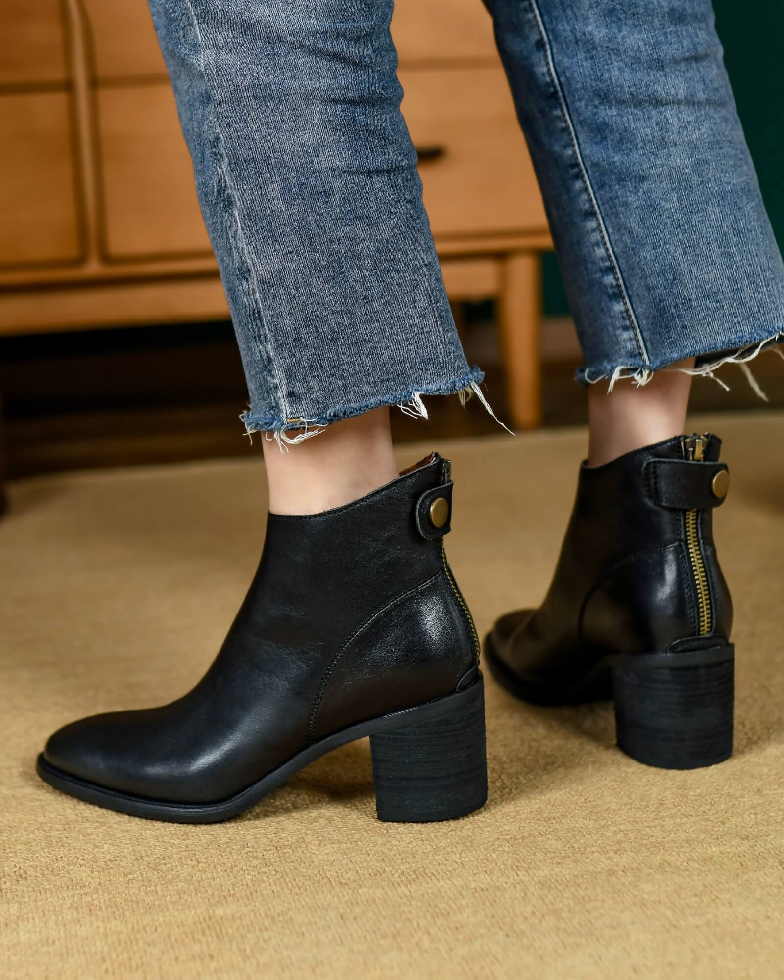 Meru-heeled-leather-boots-black-model