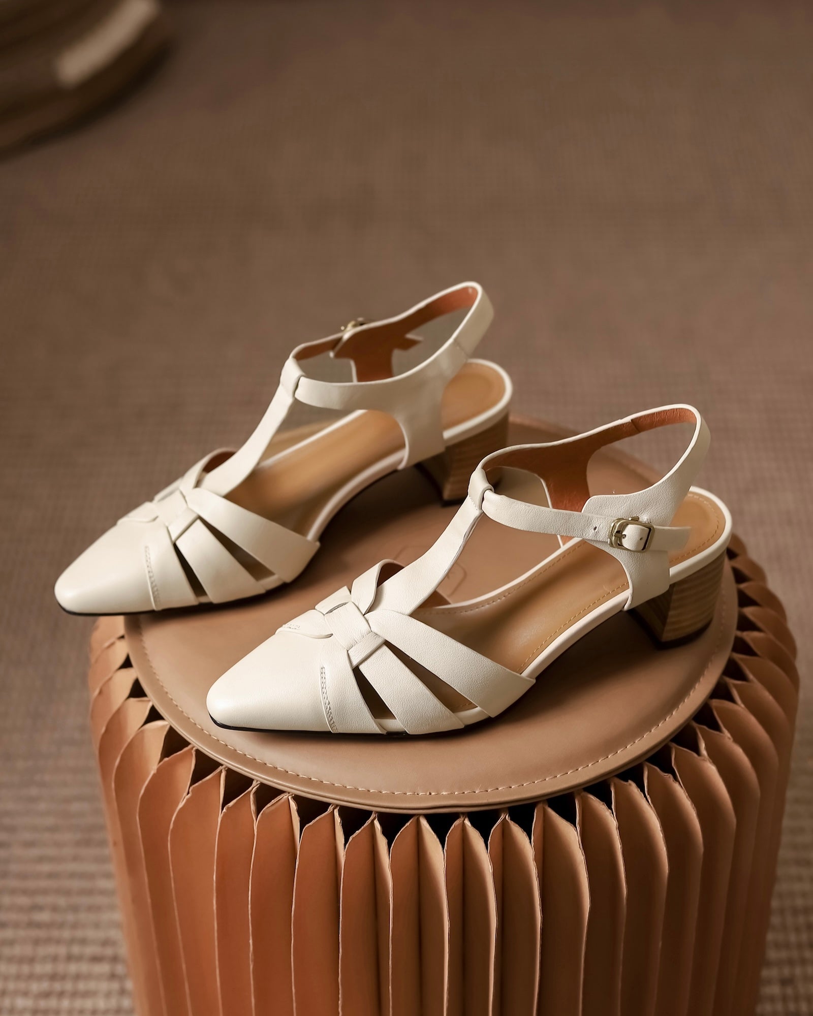 Mila - Zapatos de salón de piel con correa en T