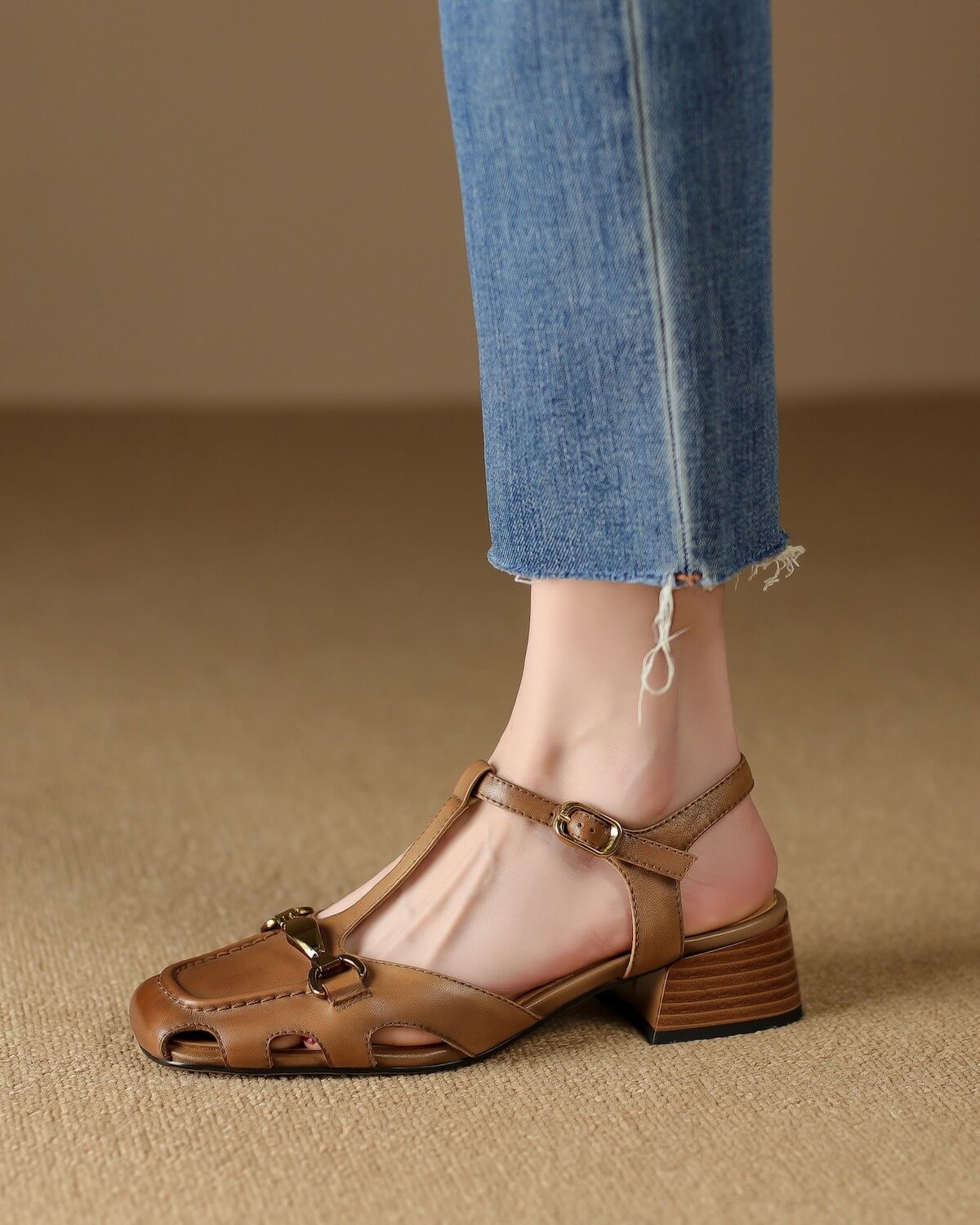 Pelo-t-strap-sandals-tan-model