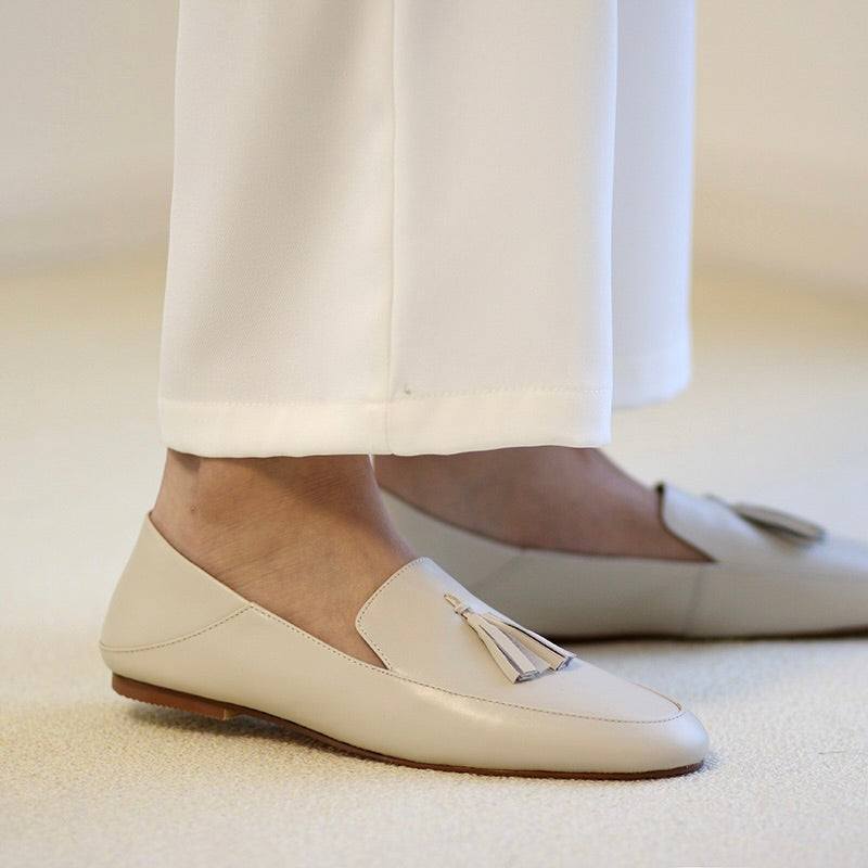 ROLISA-Ville-Tassels-Flat-Loafers-White-Leather-Model-3