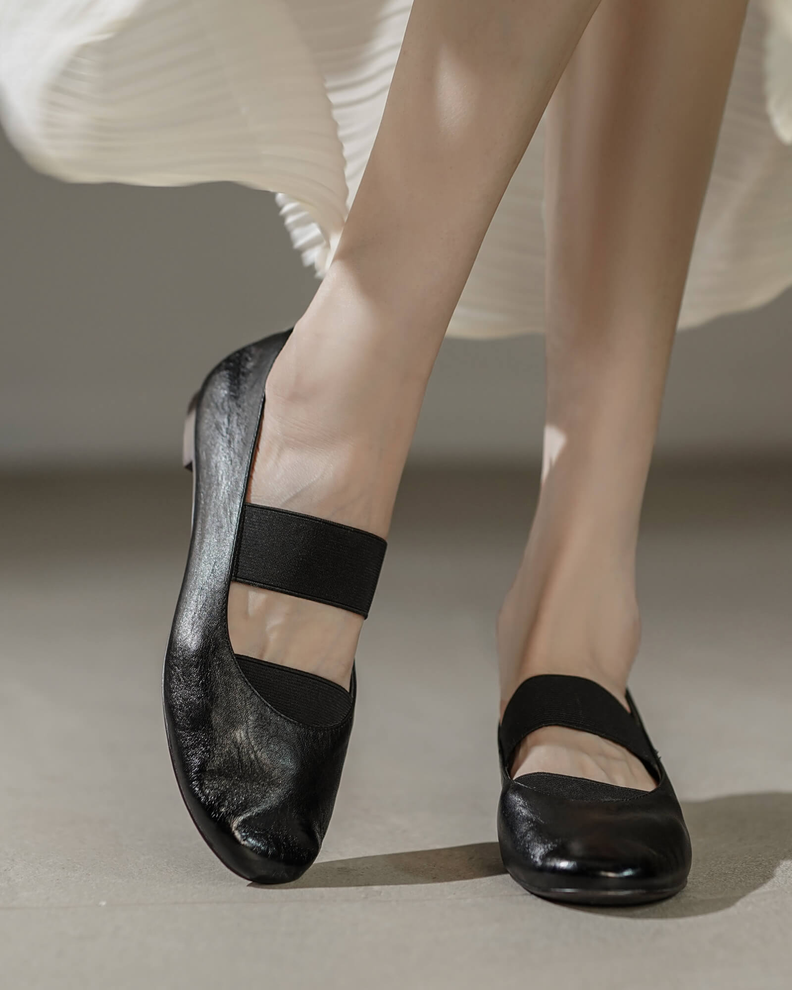 Black elastic hot sale ballet flats