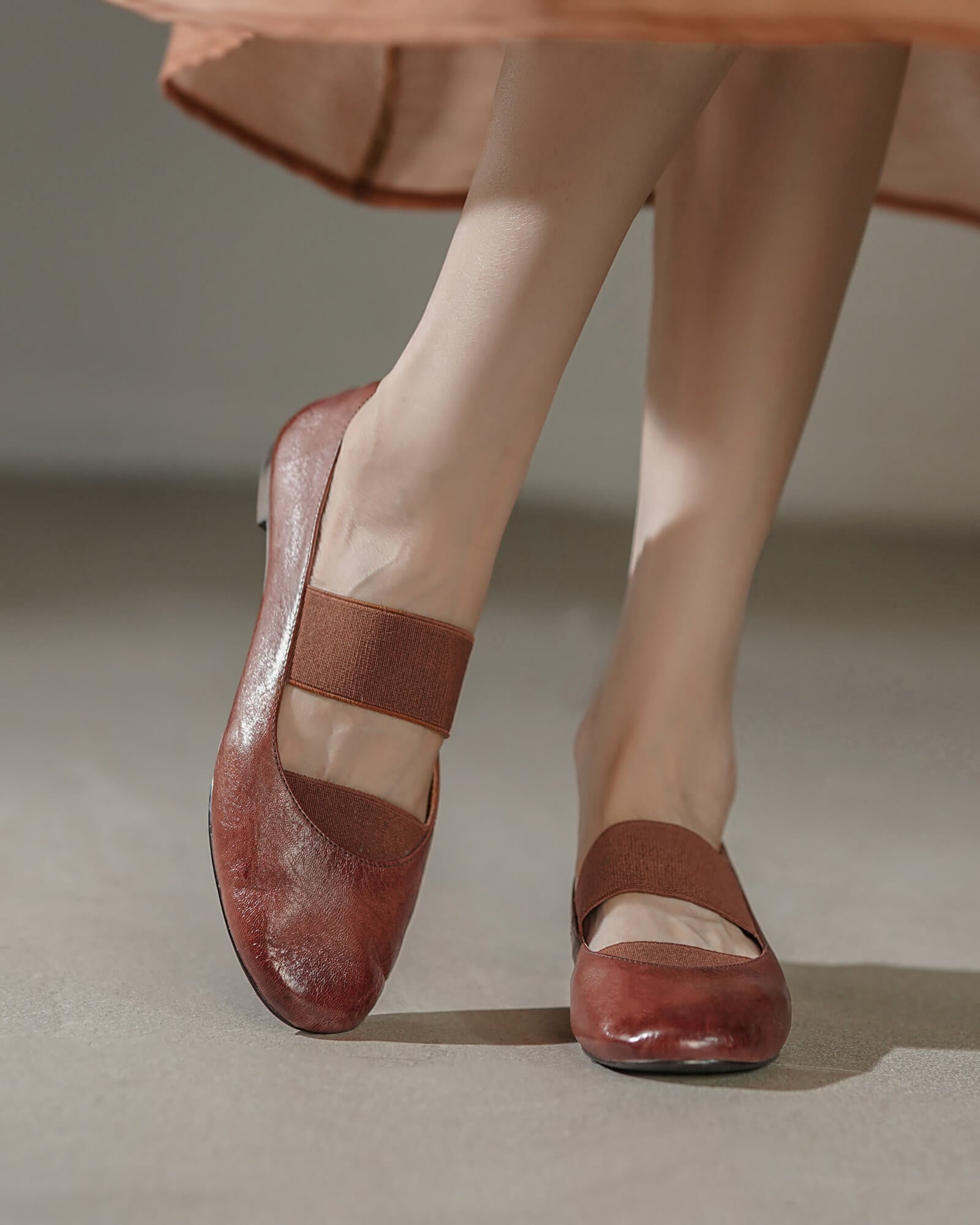 Rewa-elastic-band-ballet-flats-brown-model