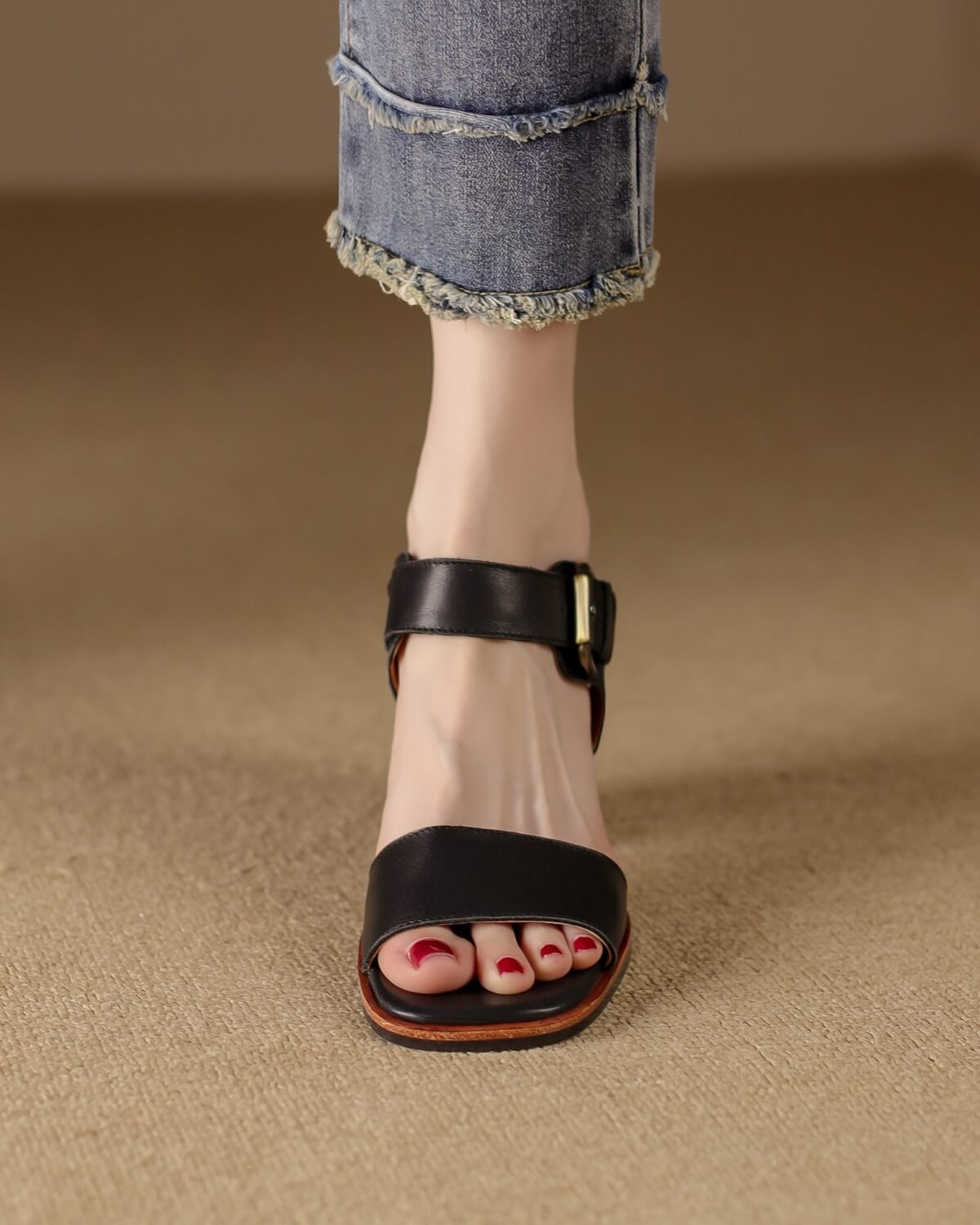 Santo-black-leather-sandals-model-1