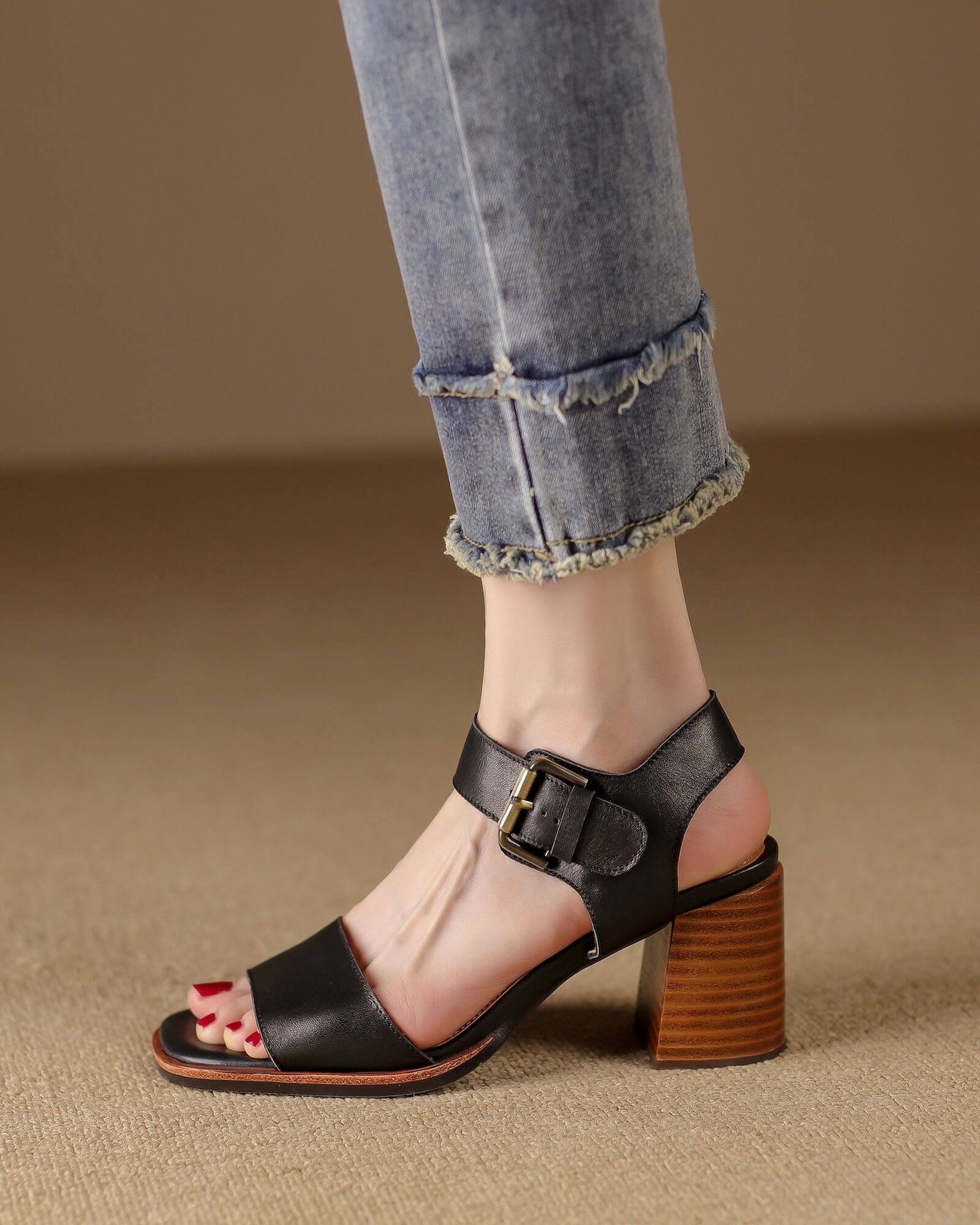 Santo-black-leather-sandals-model