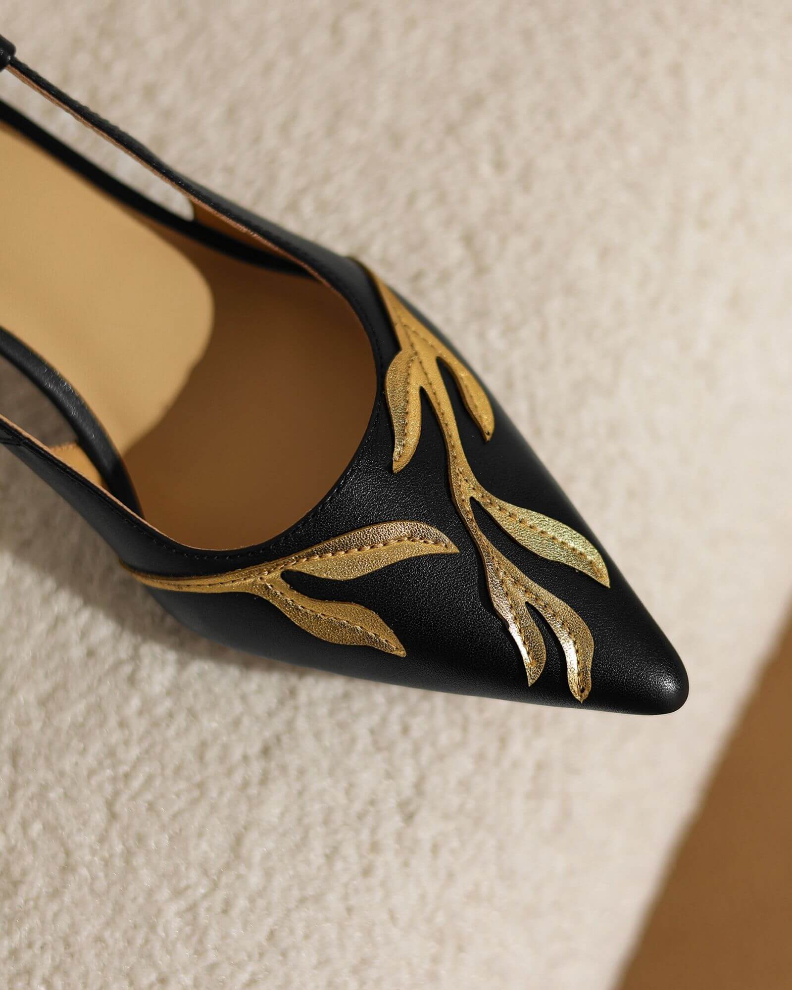Satna - Zapatillas bordadas con tira trasera