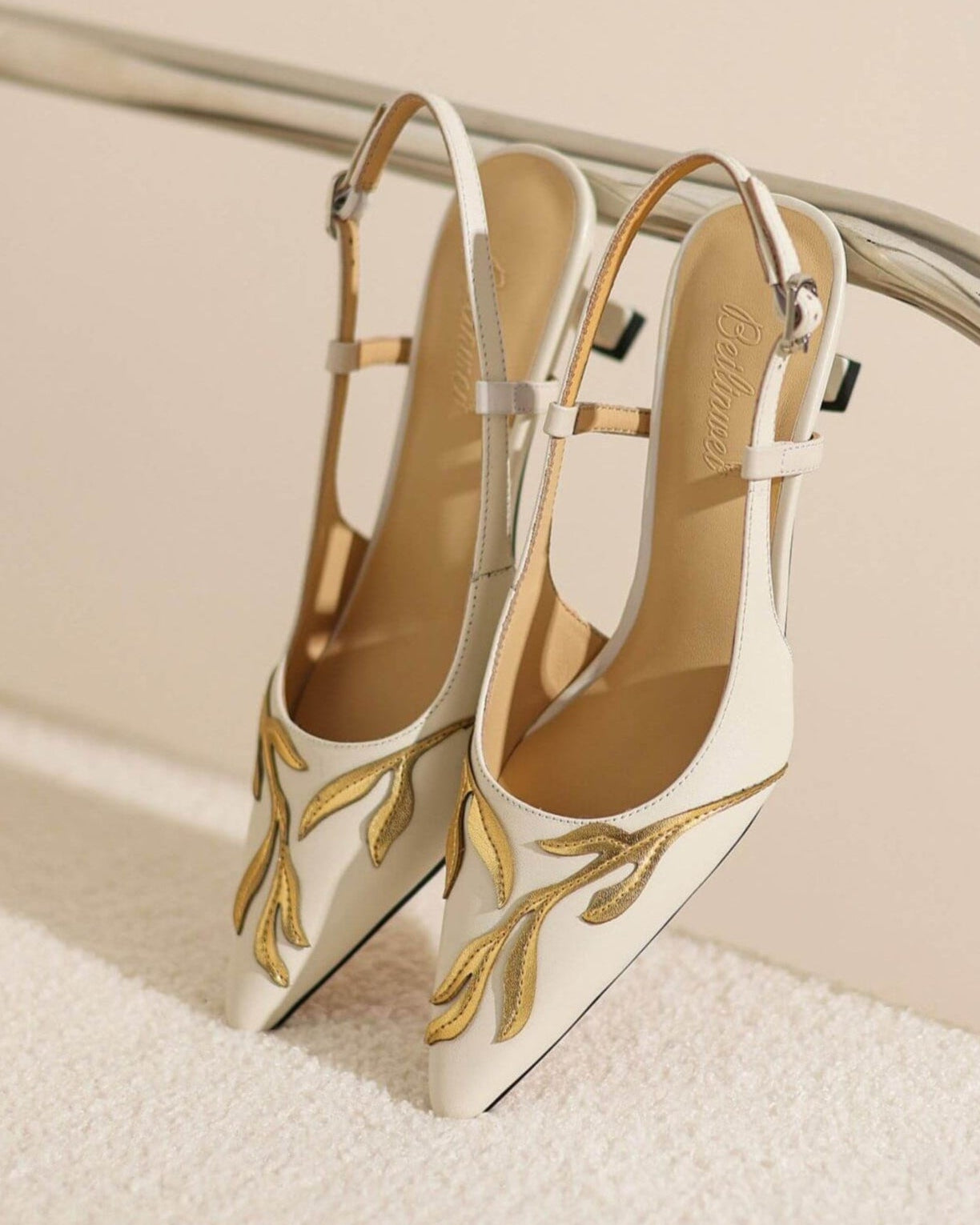Satna - Zapatillas bordadas con tira trasera