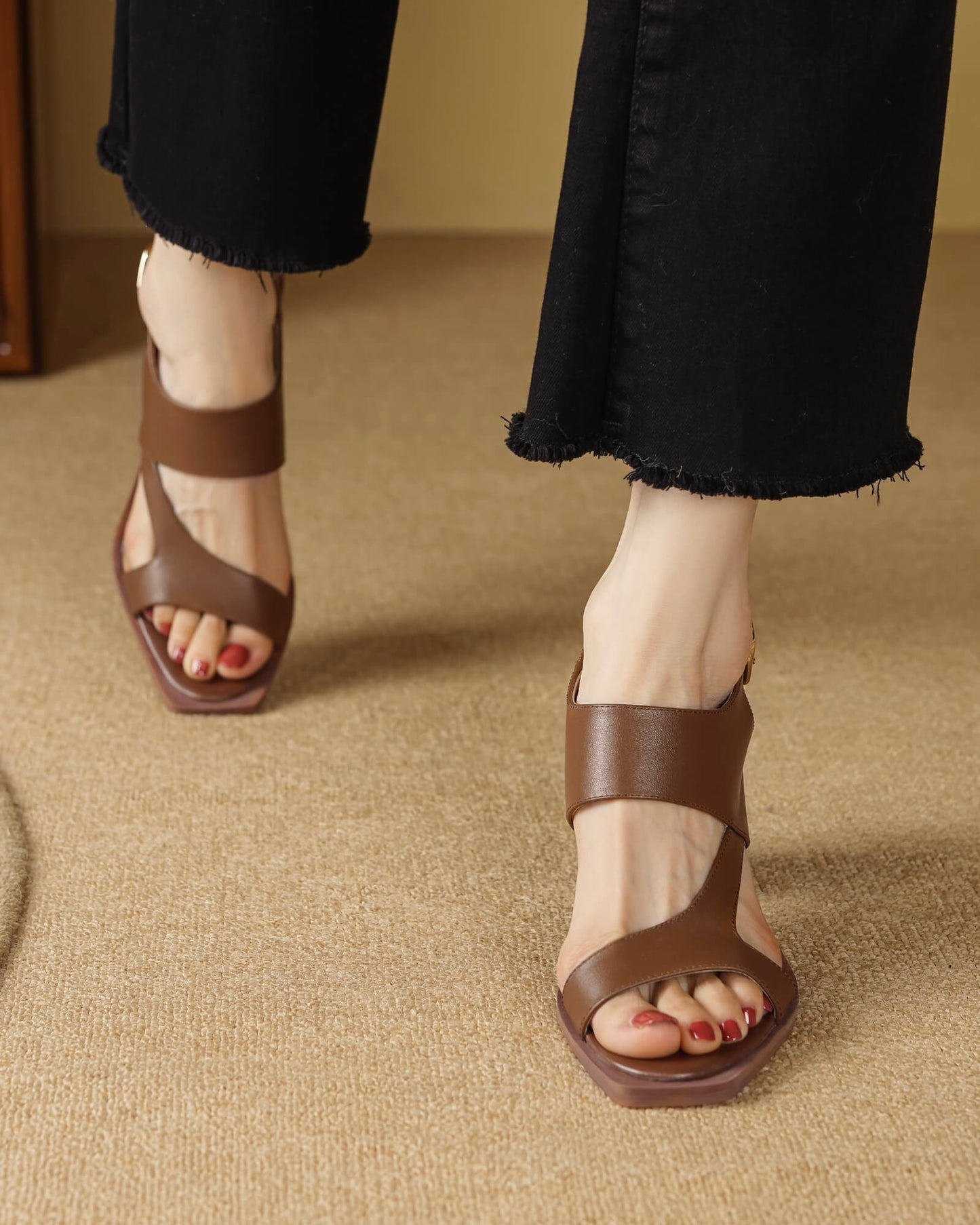 Vanna-gladiator-leather-sandals-brown-model