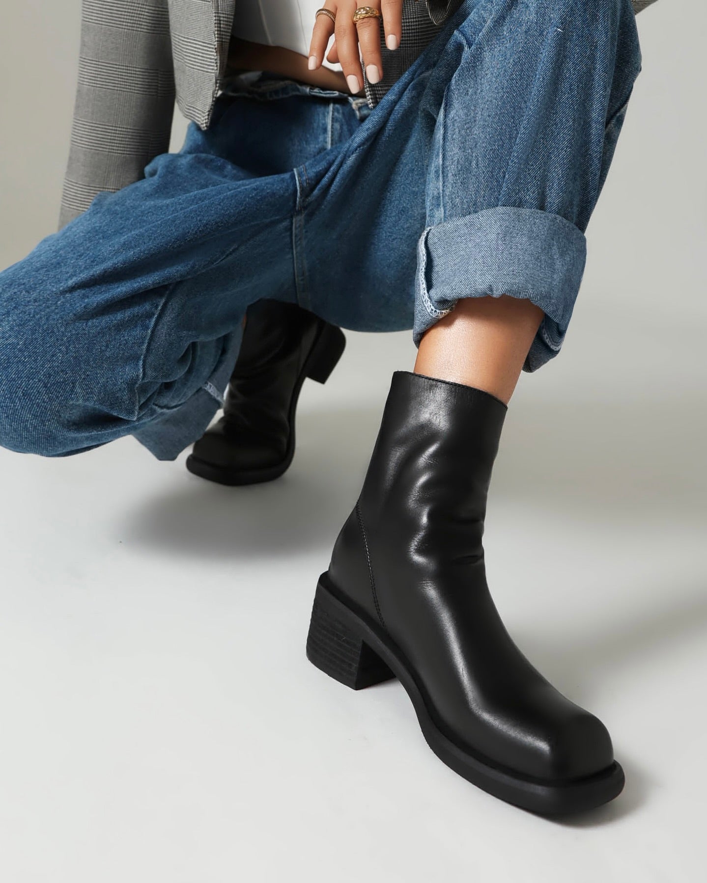    Vefa-Square-Toe-Black-Leather-Boots-model-2