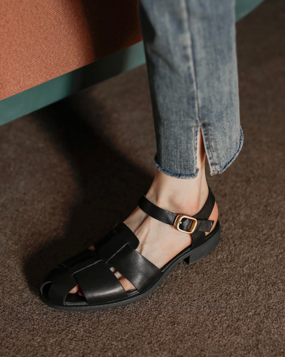 Yuna-fisherman-sandals-black-leather-model