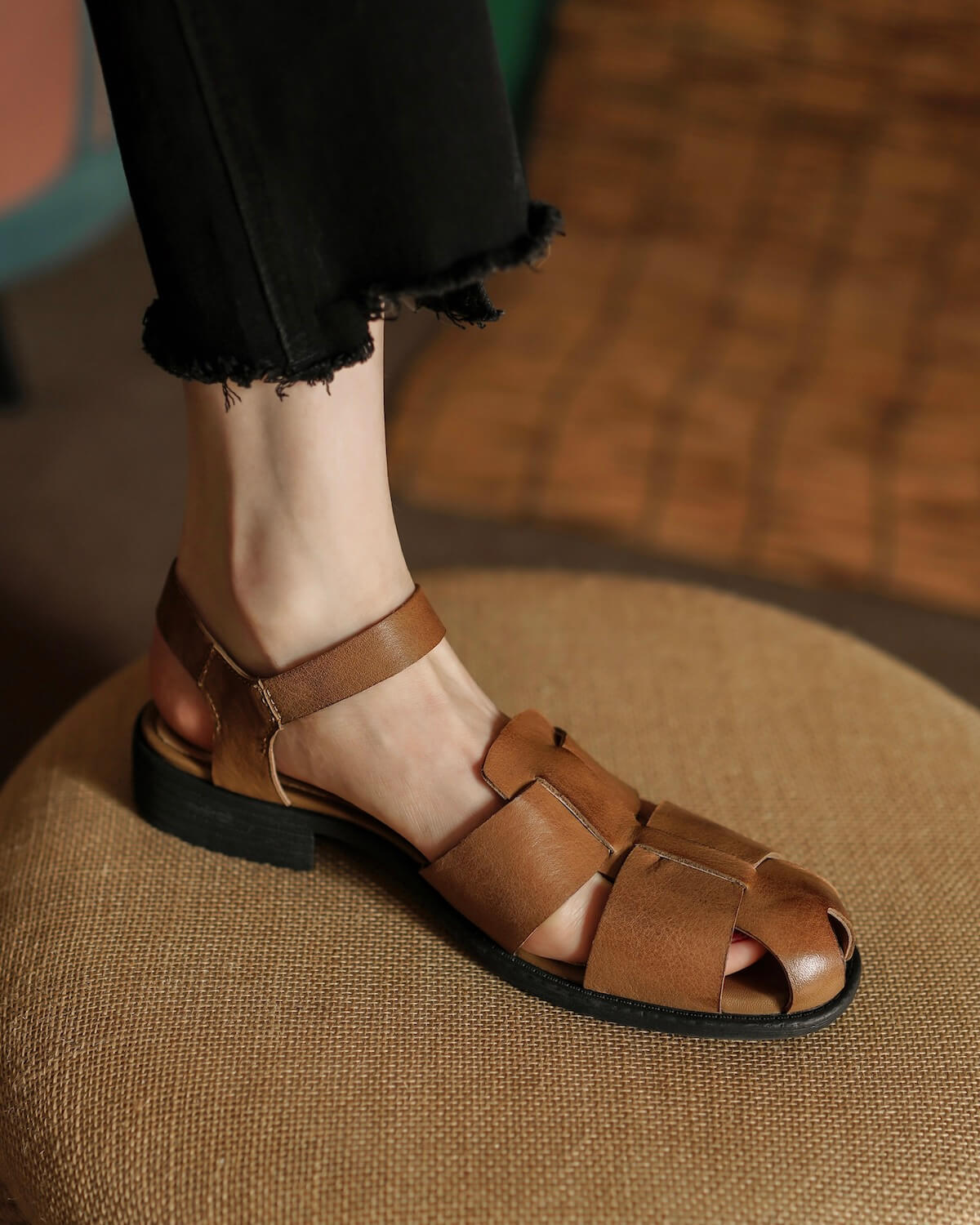 Yuna-fisherman-sandals-brown-leather-model-1