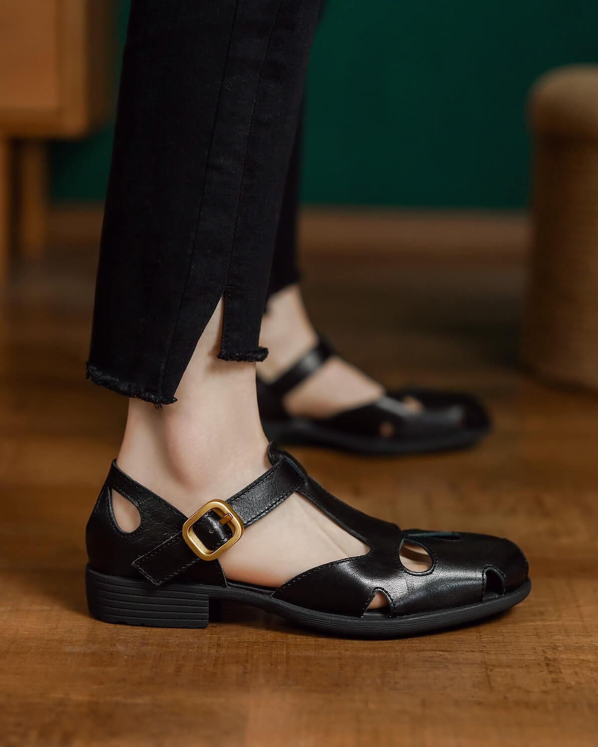 Zadar-black-leather-sandals-model
