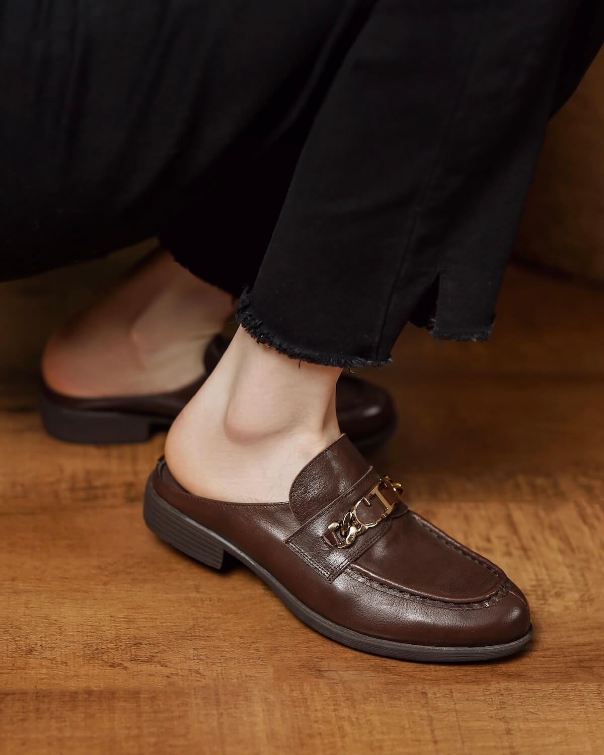 katni-mule-loafers-brown-leather-model