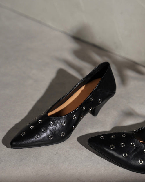 612 - Escarpins en cuir à œillets