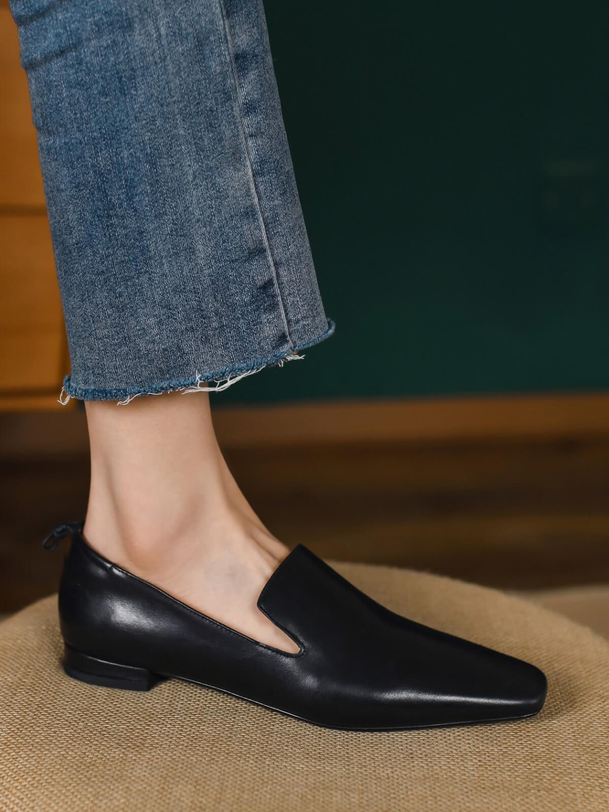 Gile-Black-Leather-Flat-Loafers-Model