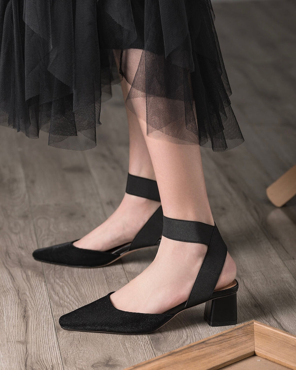 Lanna-cross-strap-black-pumps-model