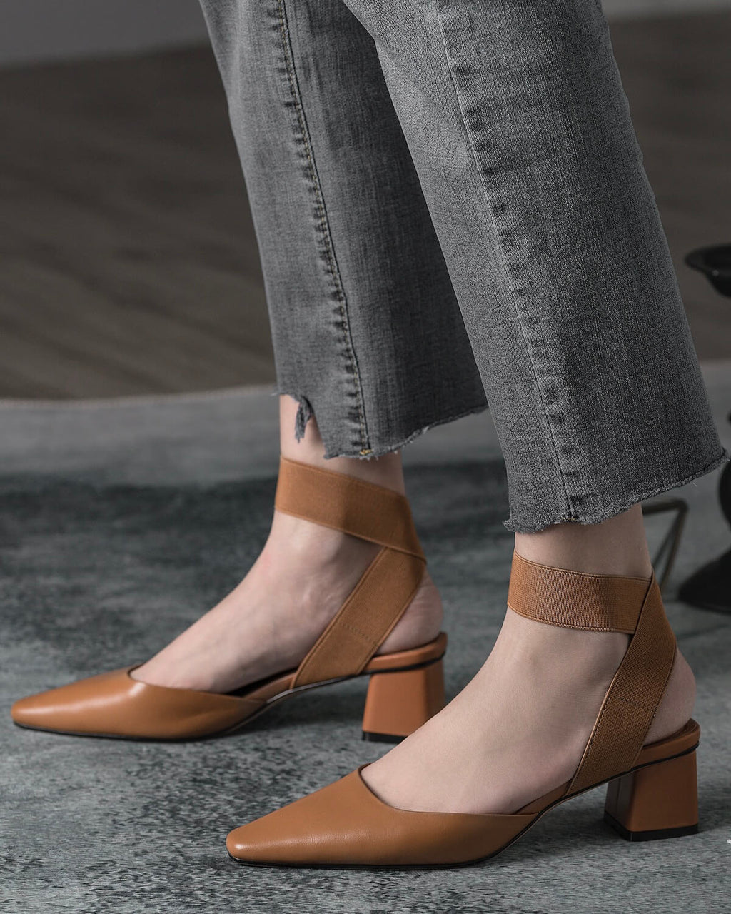 Lanna-cross-strap-buff-leather-pumps-model