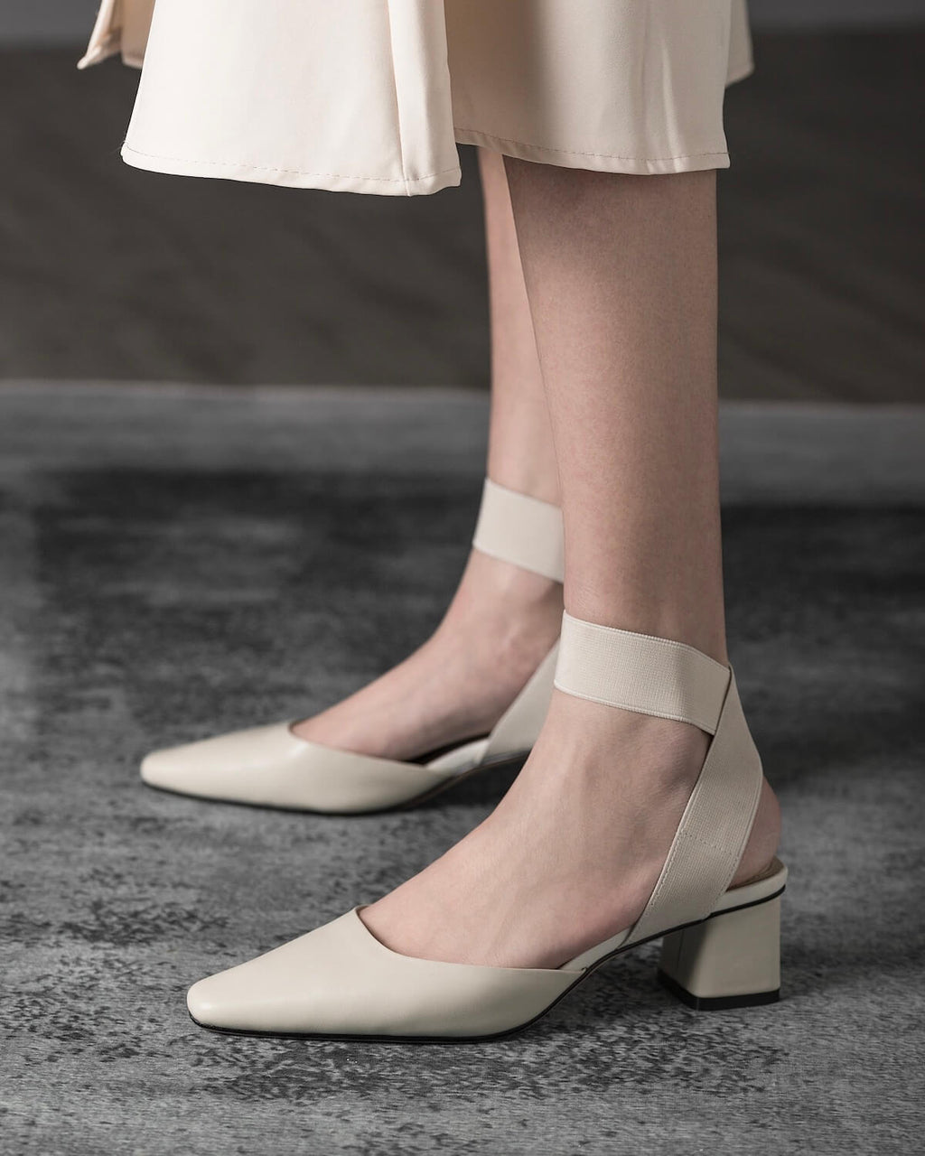 Lanna-cross-strap-white-leather-pumps-model