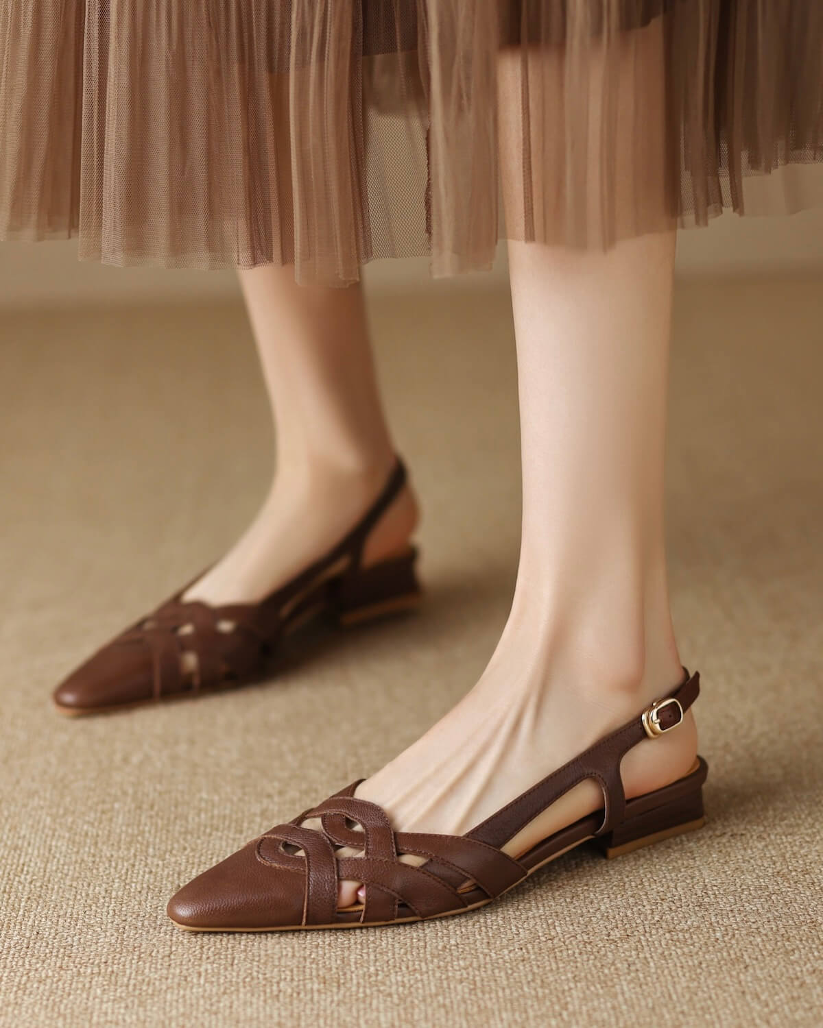 Moda-brown-leather-flat-sandals-model