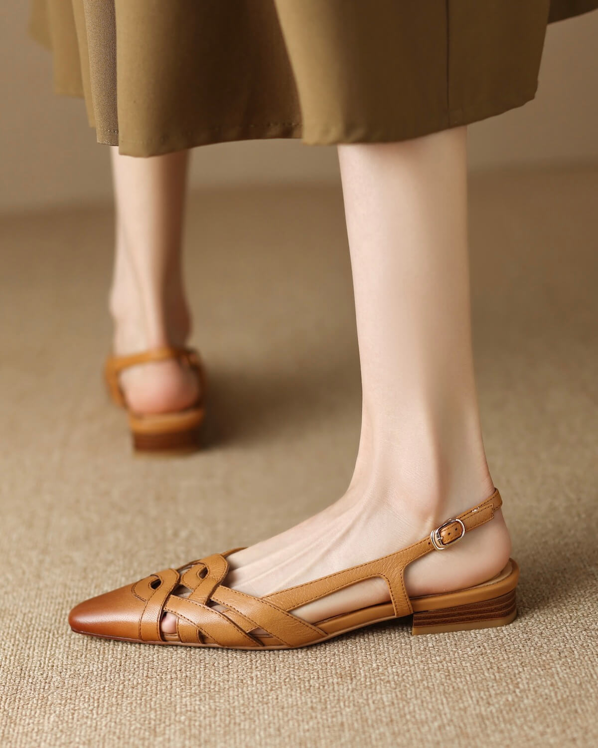 Moda-flat-leather-sandals-tan-model-1