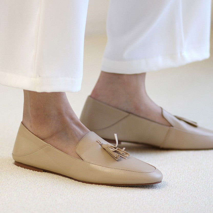 ROLISA-Ville-Tassels-Round-Toe-Flat-Loafers-Nude-Leather-Model