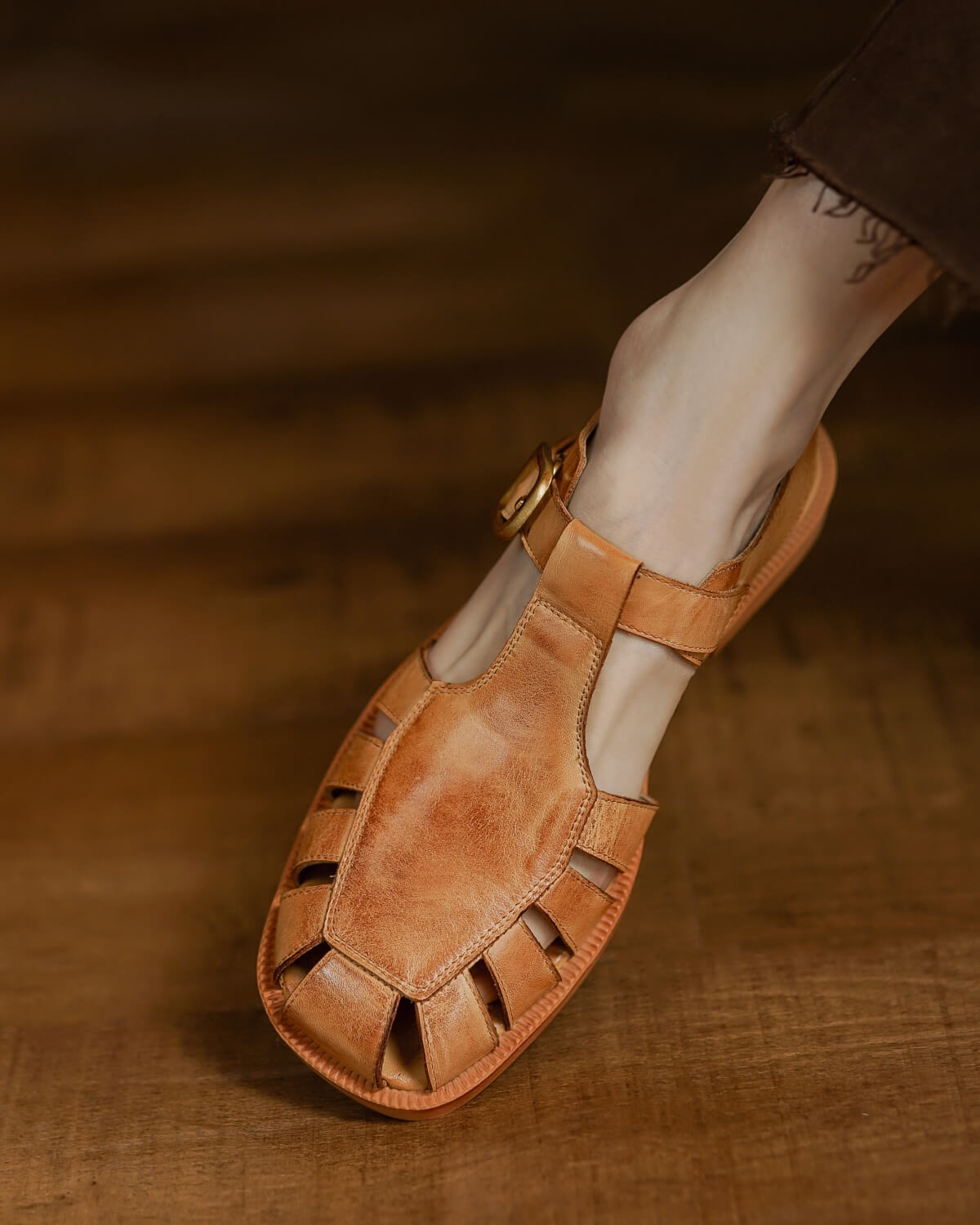 Savana-fisherman-tan-leather-flat-sandals-model