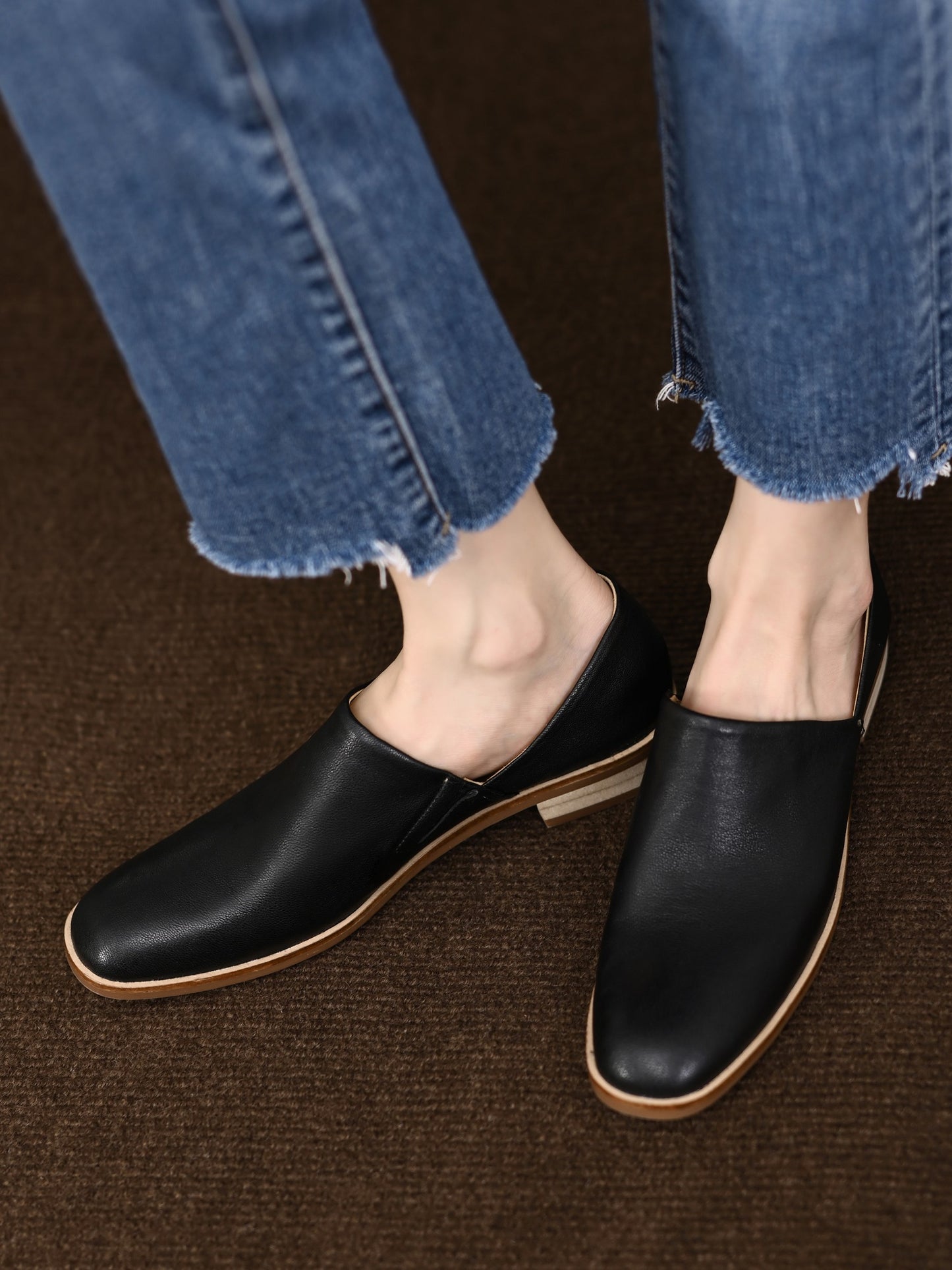 Vale-Black-Leather-Loafers-Model