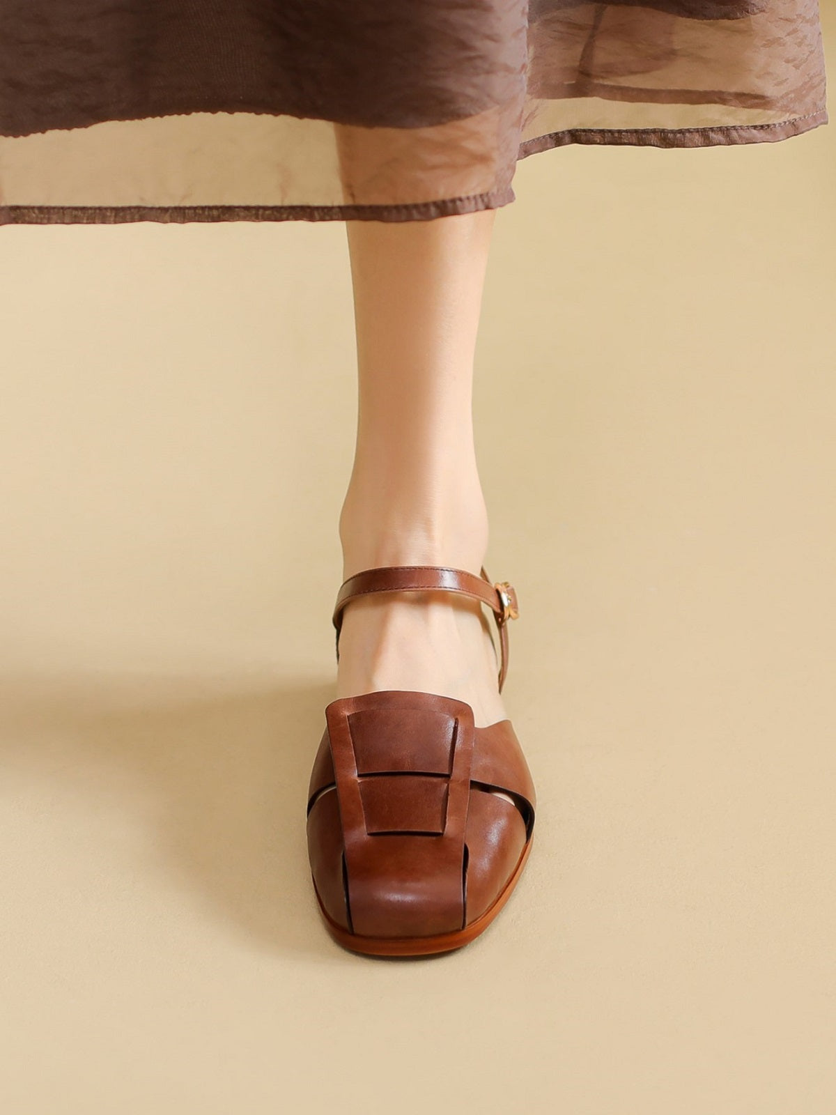 Voda-Brown-Leather-Flat-Sandals-Model