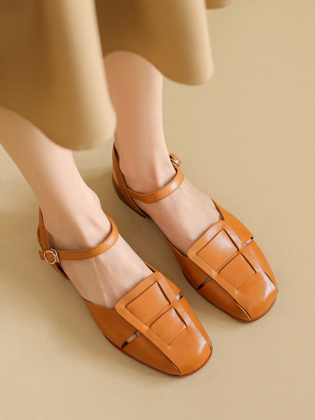 Voda-Tan-Leather-Flat-Sandals-Model-2