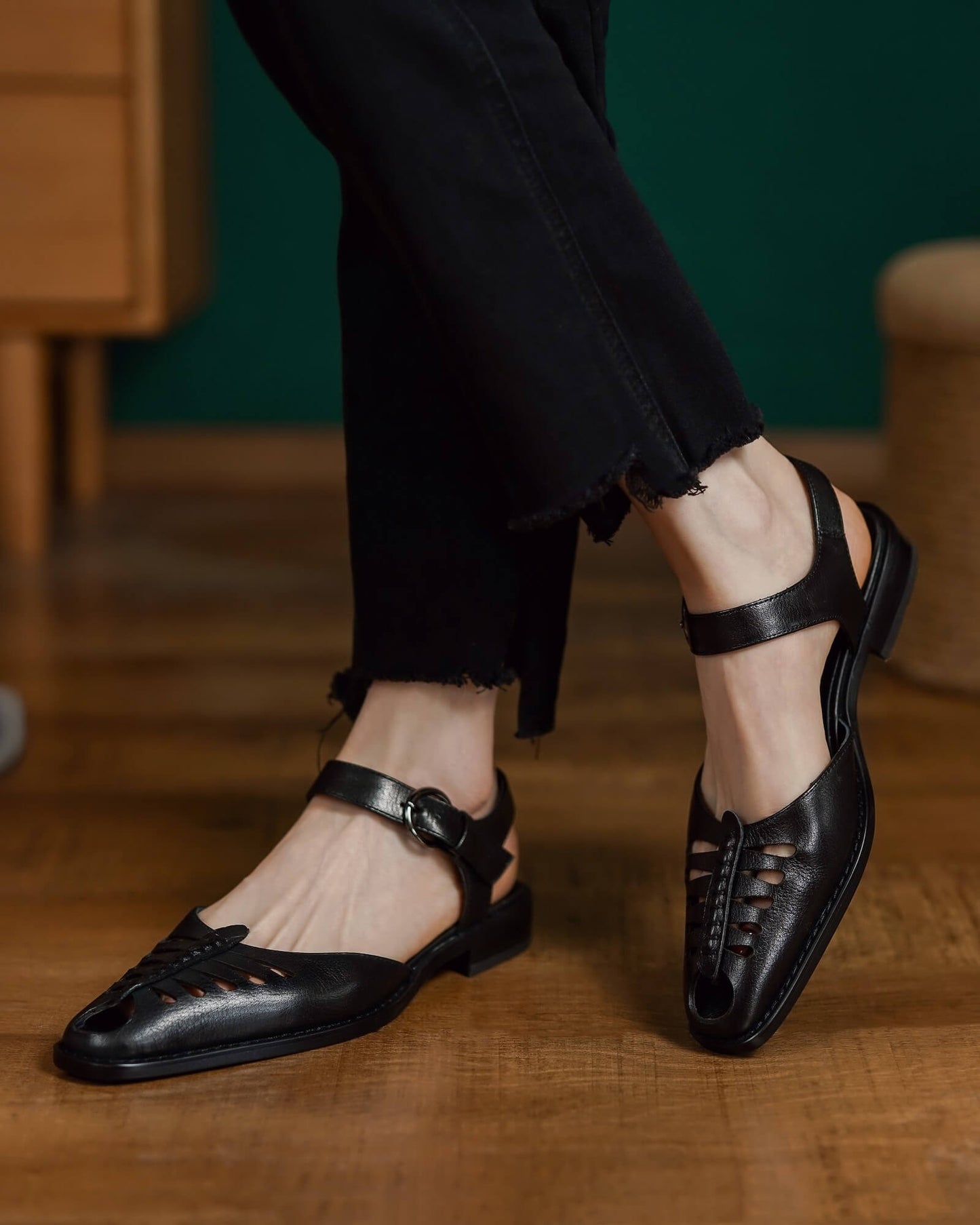 Zona-Black-Leather-Sandals-Model-1