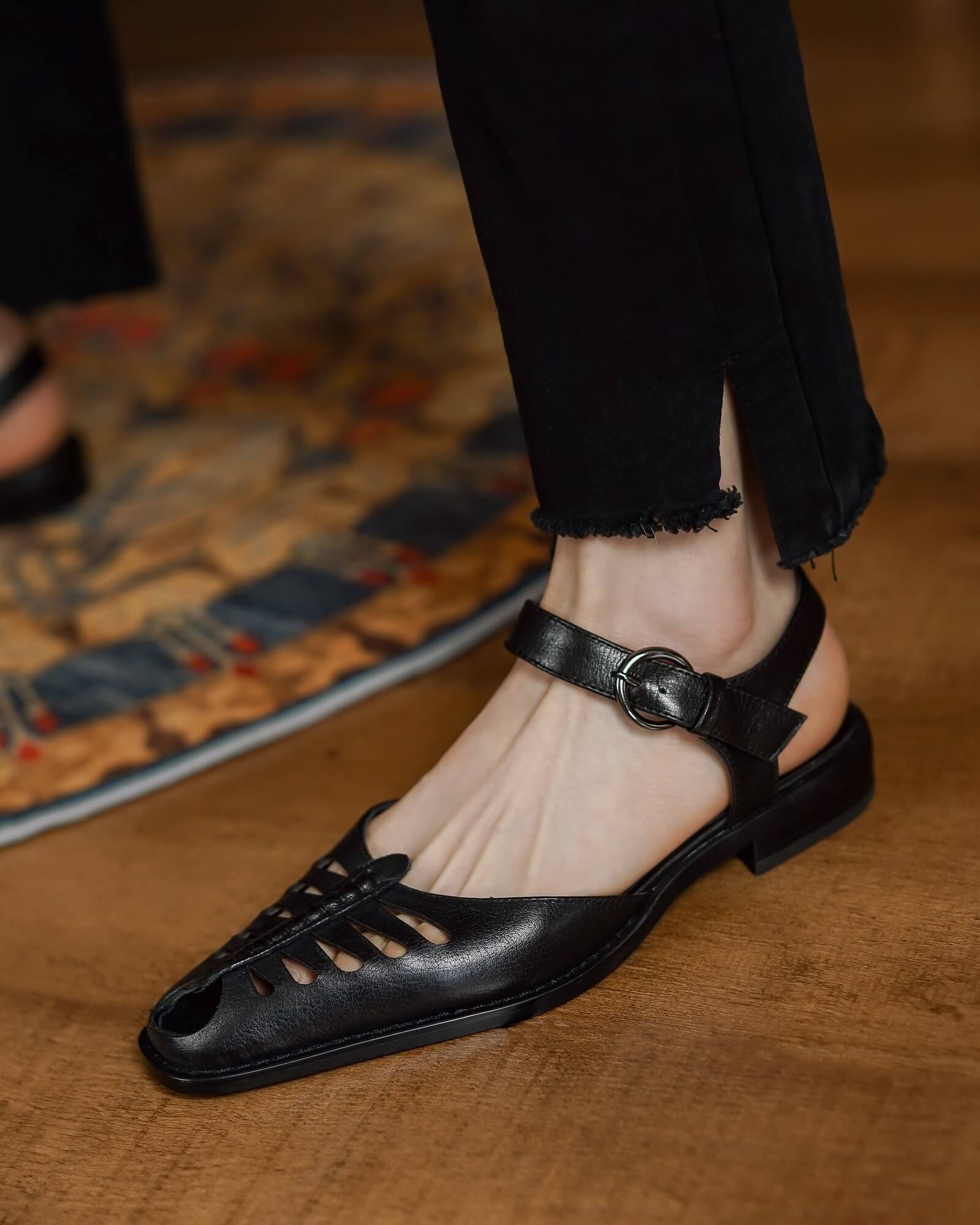 Zona-Black-Leather-Sandals-Model